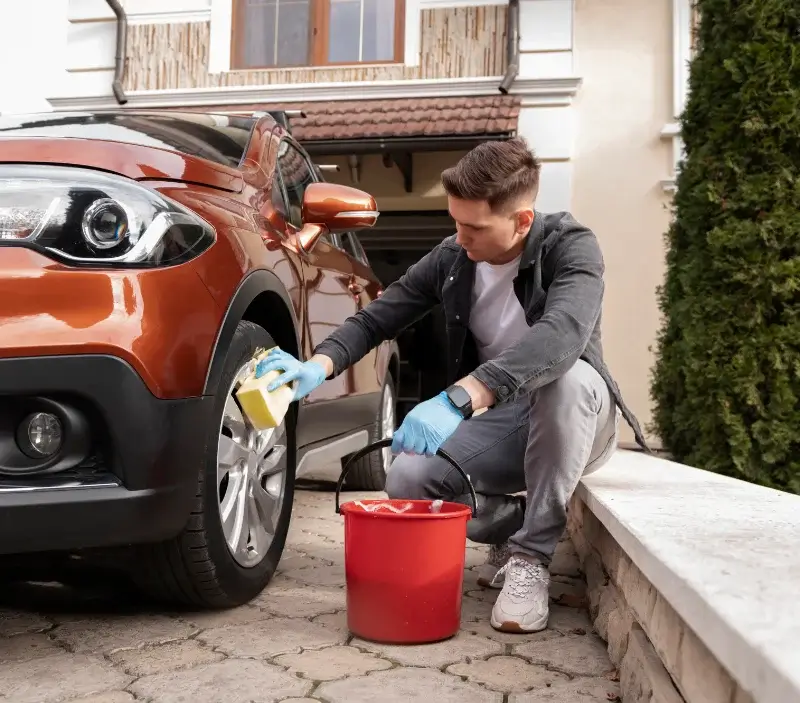 Lavage auto à domicile Saint-Pierre-d'Aurillac : professionnel intervenant sur un véhicule